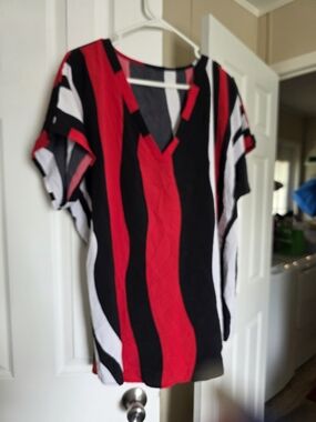 Woven V-Neck Short Sleeve Top in Red, Black & White